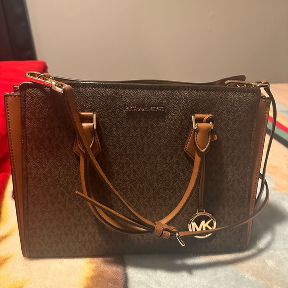 The Michael Kors Hope Tote Bag - Brown, Large shoulder bag  with zipper. - Picture 2 of 4